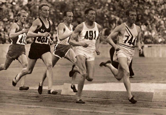 800m競走、先頭はWilliamson（米） [パウル・ヴォルフ, 1936年, ライカによる第十一回伯林オリムピック写真集より] パブリックドメイン画像 