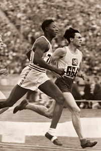 800m競走決勝に超走せんとするWoodruff(米) [パウル・ヴォルフ, 1936年, ライカによる第十一回伯林オリムピック写真集より]のサムネイル画像