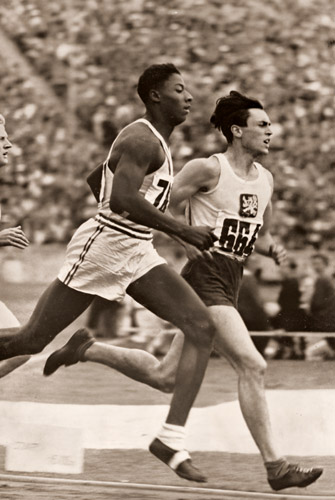 800m競走決勝に超走せんとするWoodruff（米） [パウル・ヴォルフ, 1936年, ライカによる第十一回伯林オリムピック写真集より] パブリックドメイン画像 
