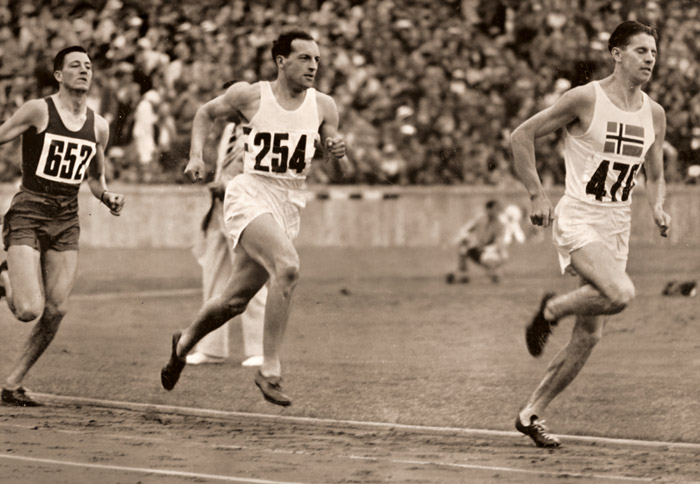 800m競走予選 [パウル・ヴォルフ, 1936年, ライカによる第十一回伯林オリムピック写真集より] パブリックドメイン画像 