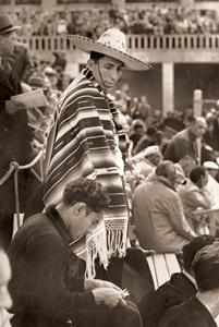 スタンド風景、メキシコ紳士 [パウル・ヴォルフ, 1936年, ライカによる第十一回伯林オリムピック写真集より]のサムネイル画像