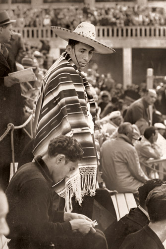 スタンド風景、メキシコ紳士 [パウル・ヴォルフ, 1936年, ライカによる第十一回伯林オリムピック写真集より] パブリックドメイン画像 