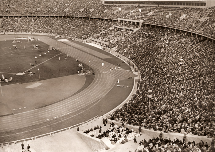 メインスタジアム [パウル・ヴォルフ, 1936年, ライカによる第十一回伯林オリムピック写真集より] パブリックドメイン画像 