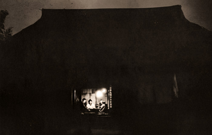 夕飯時 [西岡伸太, アサヒカメラ 1956年5月号より] パブリックドメイン画像 