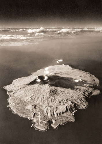大島より富士山を望む [小久保善吉, アサヒカメラ 1956年5月号より] パブリックドメイン画像 