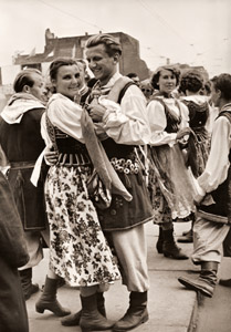 ワルシャワより ポーランドの若者 [木村伊兵衛, 1955年, アサヒカメラ 1956年5月号より]のサムネイル画像