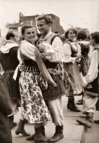 ワルシャワより ポーランドの若者 [木村伊兵衛, 1955年, アサヒカメラ 1956年5月号より] パブリックドメイン画像 