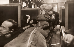 ヤミ米列車まかり通る [福田滋, 1956年, アサヒカメラ 1956年5月号より]のサムネイル画像