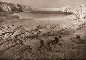 白根火口湖 [高木実, アサヒカメラ 1956年5月号より]のサムネイル画像