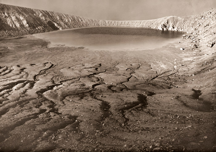 白根火口湖 [高木実, アサヒカメラ 1956年5月号より] パブリックドメイン画像 