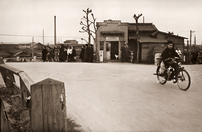 本木町 [渡辺義雄, アサヒカメラ 1956年5月号より] パブリックドメイン画像 