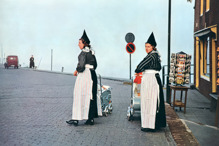 三角帽子の女 [木村秀政, 1955年, アサヒカメラ 1956年5月号より] パブリックドメイン画像 
