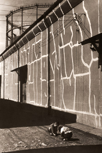 初冬の小路 [下島晟, アサヒカメラ 1954年5月号より] パブリックドメイン画像 