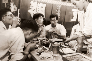 ジャンジャン横丁にて [ハナヤ勘兵衛, アサヒカメラ 1954年5月号より]のサムネイル画像