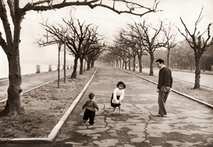 朝の散歩 [岡田秀夫, アサヒカメラ 1954年5月号より]のサムネイル画像