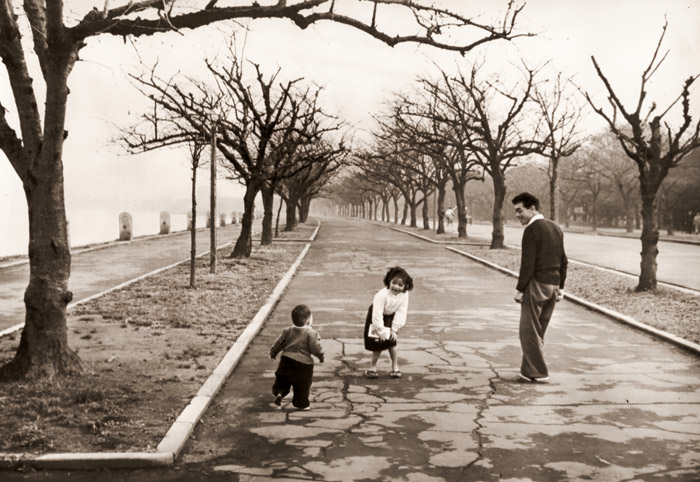 朝の散歩 [岡田秀夫, アサヒカメラ 1954年5月号より] パブリックドメイン画像 