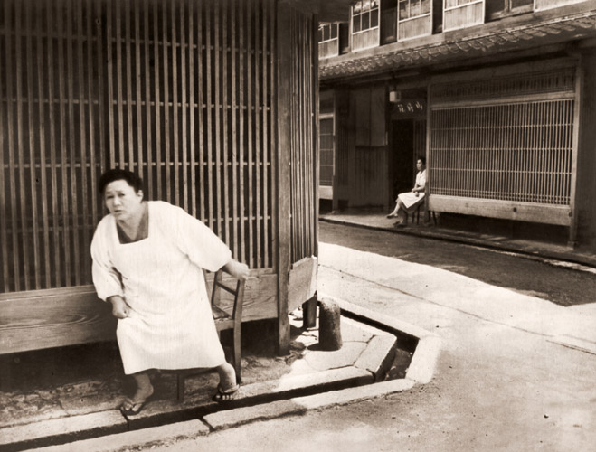 花街 [堀内初太郎, アサヒカメラ 1954年5月号より] パブリックドメイン画像 