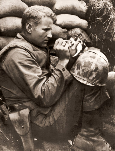 朝鮮戦線 食事時間 [M・ライレイ, アサヒカメラ 1954年5月号より] パブリックドメイン画像 