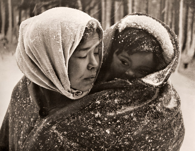母子 [太田青吉, 1954年, アサヒカメラ 1954年5月号より] パブリックドメイン画像 