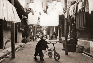 裏町 [岸野満, 1953年, アサヒカメラ 1954年5月号より]のサムネイル画像