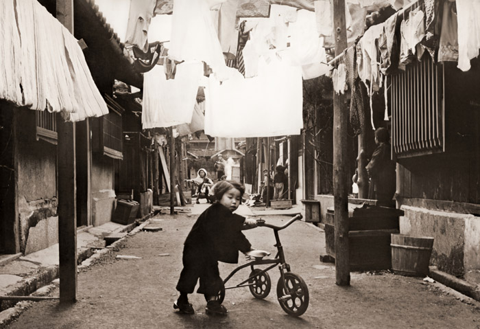 裏町 [岸野満, 1953年, アサヒカメラ 1954年5月号より] パブリックドメイン画像 