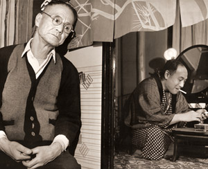歌舞伎の楽屋 [加地のぶたか, アサヒカメラ 1954年5月号より]のサムネイル画像