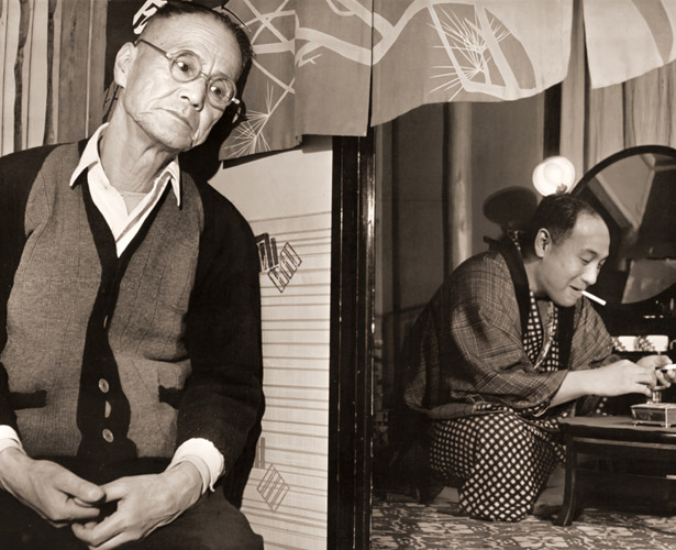 歌舞伎の楽屋 [加地のぶたか, アサヒカメラ 1954年5月号より] パブリックドメイン画像 