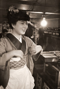 のみ屋の娘さん [岡田秀夫, アサヒカメラ 1954年5月号より]のサムネイル画像