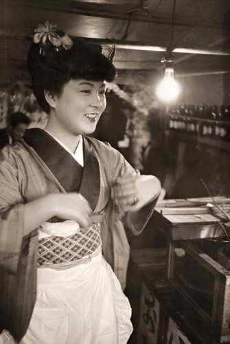 のみ屋の娘さん [岡田秀夫, アサヒカメラ 1954年5月号より] パブリックドメイン画像 