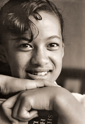 ハワイの旅より カナカの少女 [真継不二夫, アサヒカメラ 1954年5月号より] パブリックドメイン画像 