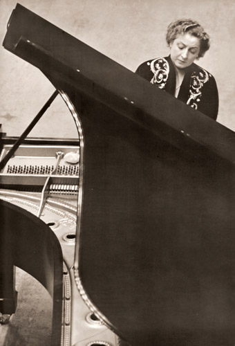 ジェルメーヌ・ルルー女史 1 [木村伊兵衛, アサヒカメラ 1954年5月号より] パブリックドメイン画像 