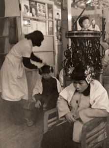 パーマ屋 [大束元, アサヒカメラ 1954年5月号より]のサムネイル画像