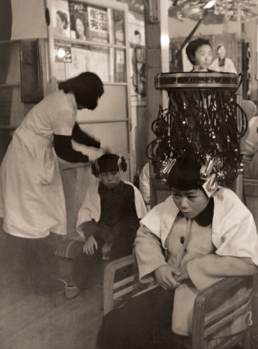 パーマ屋 [大束元, アサヒカメラ 1954年5月号より] パブリックドメイン画像 