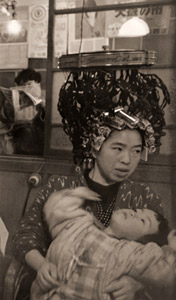 ナヴァホ・インディアンの少年 [レオナード・マッコーム, アサヒカメラ 1954年5月号より]のサムネイル画像