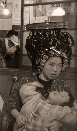 ナヴァホ・インディアンの少年 [レオナード・マッコーム, アサヒカメラ 1954年5月号より] パブリックドメイン画像 