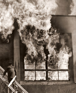 猛火 [古川秀二, 1954年, アサヒカメラ 1954年7月号より]のサムネイル画像
