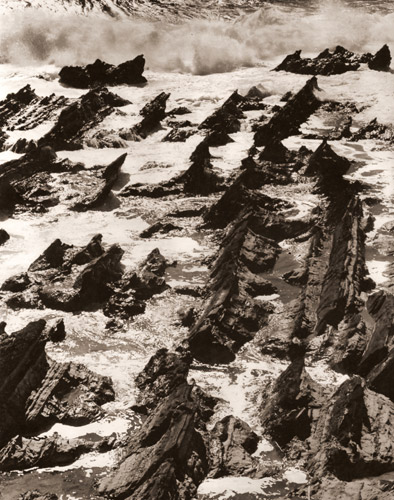 岩礁 [魚住励, 1954年, アサヒカメラ 1954年7月号より] パブリックドメイン画像 