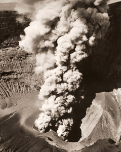 阿蘇“新噴火口”  [川口等, 1933年, アサヒカメラ 1954年7月号より]のサムネイル画像