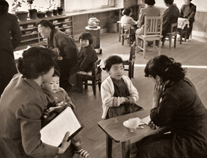 入園テスト風景 [内海薫, アサヒカメラ 1954年7月号より]のサムネイル画像