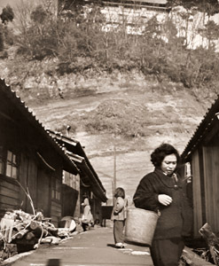 山の下に住む人 [中浦喜代三, 1954年, アサヒカメラ 1954年7月号より]のサムネイル画像
