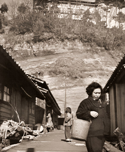 山の下に住む人 [中浦喜代三, 1954年, アサヒカメラ 1954年7月号より] パブリックドメイン画像 