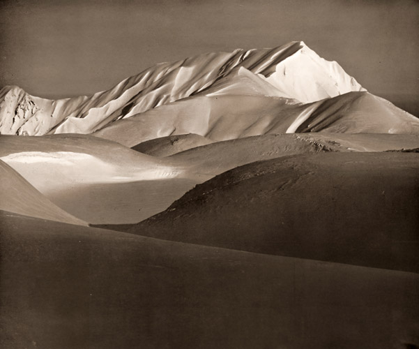 冬の大日岳とみくりが池 [佐伯謙豪, 1954年, アサヒカメラ 1954年7月号より] パブリックドメイン画像 