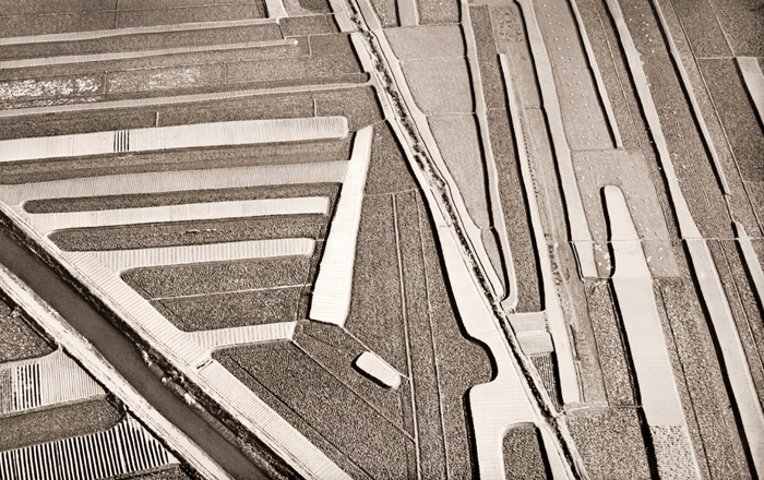 空から見た畑 [槇野尚一, 1953年, アサヒカメラ 1954年7月号より] パブリックドメイン画像 