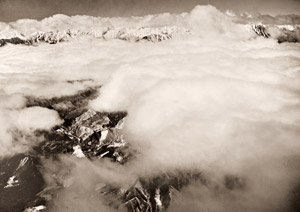 雲表に浮かぶ北アルプス [八木治, アサヒカメラ 1954年7月号より]のサムネイル画像