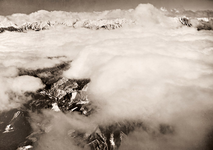 雲表に浮かぶ北アルプス [八木治, アサヒカメラ 1954年7月号より] パブリックドメイン画像 