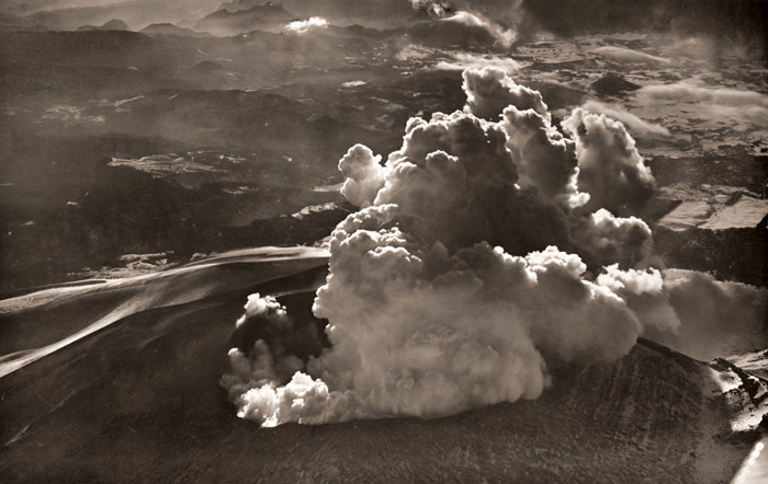 浅間山 [森松秀雄, 1954年, アサヒカメラ 1954年7月号より] パブリックドメイン画像 