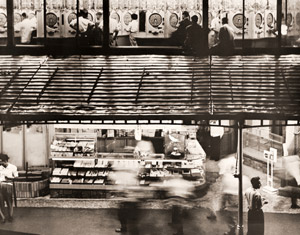 或る店 [八木充, 1953年, アサヒカメラ 1954年7月号より]のサムネイル画像