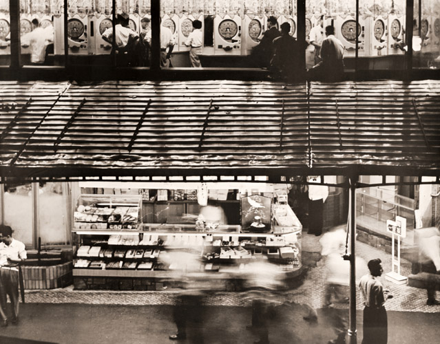 或る店 [八木充, 1953年, アサヒカメラ 1954年7月号より] パブリックドメイン画像 