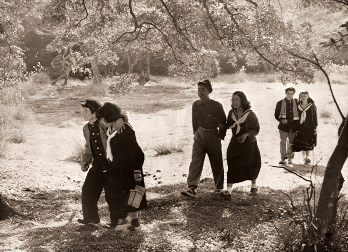 ティーンエイジャー [仁木弘, 1953年, アサヒカメラ 1954年7月号より] パブリックドメイン画像 