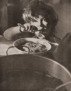 亡命者の子供 [ワーナー・ビショフ, アサヒカメラ 1954年7月号より]のサムネイル画像